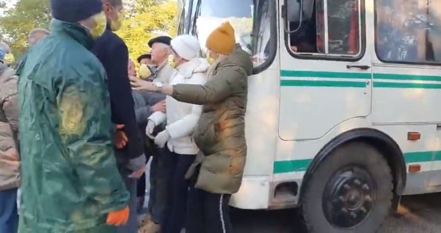 В Кривом Роге люди перекрыли дорогу из-за отключений света: кто виноват и чем кончилась акция 4