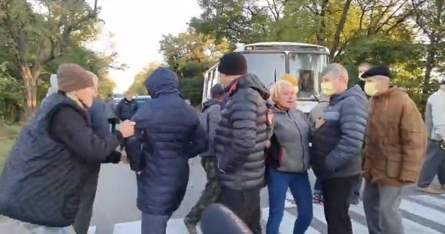 В Кривом Роге люди перекрыли дорогу из-за отключений света: кто виноват и чем кончилась акция 5