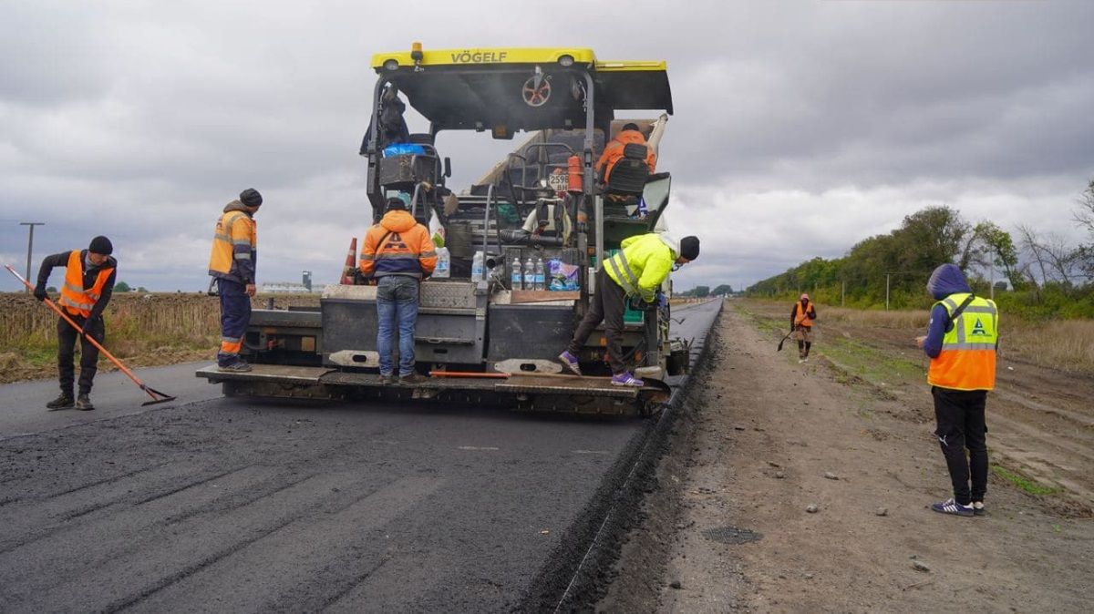 На дороги Днепропетровской области потратят еще 2,6 миллиарда: где повезет водителям