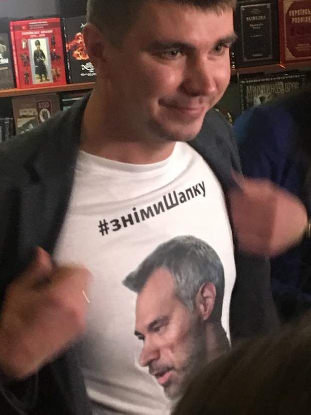 Антон Поляков в футболке с изображением экс-генпрокурора Руслана Рябошапки