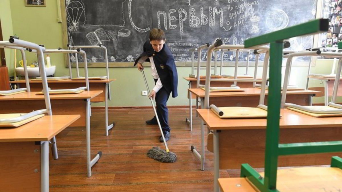 В Днепре рассказали, что делать, если в школе ребенка заставляют мыть полы и убирать листья