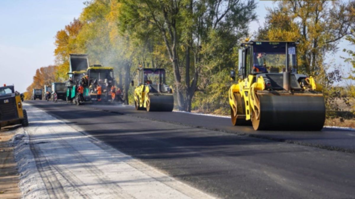 На дороги Днепропетровской области потратят еще 1,2 миллиарда: где повезет водителям