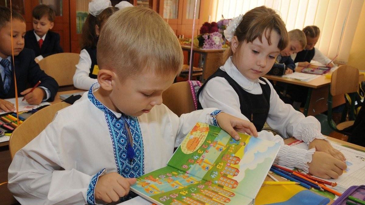 В Днепре рассказали, что делать, если в школе не выдали учебники и требуют купить «рабочие тетради»