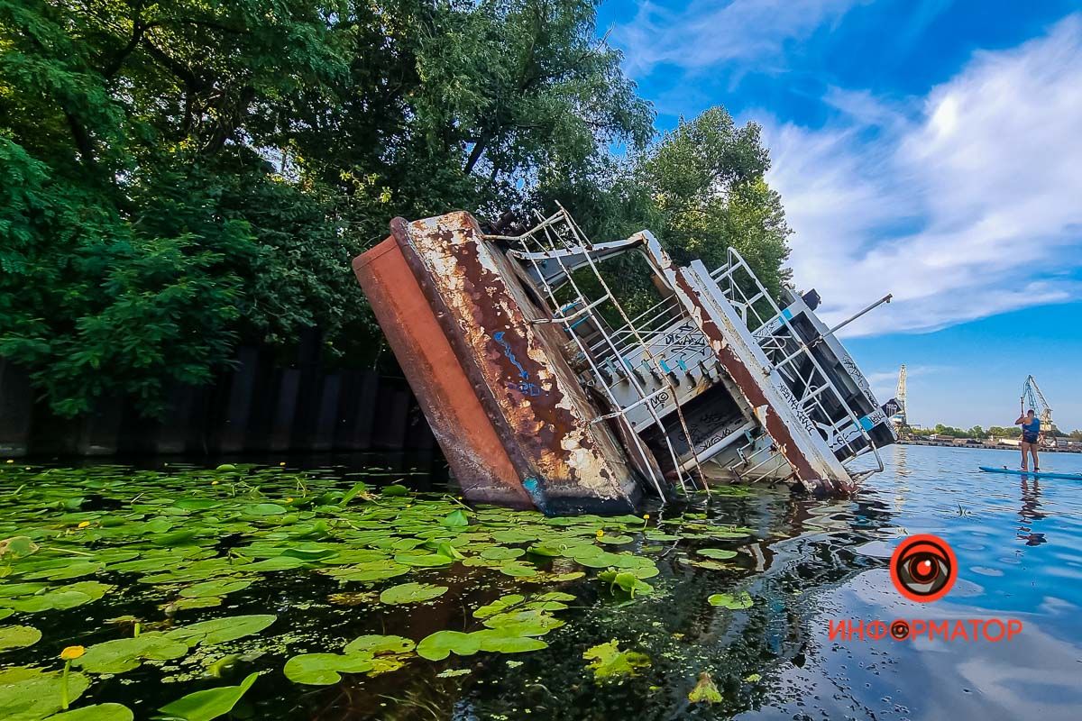 В Днепре выставили на продажу затонувший корабль-призрак: сколько стоит 2