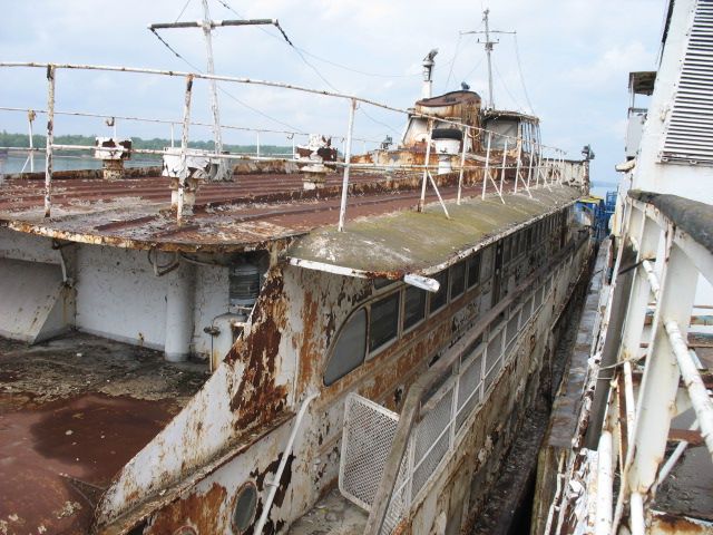 В Днепре выставили на продажу затонувший корабль-призрак: сколько стоит 7