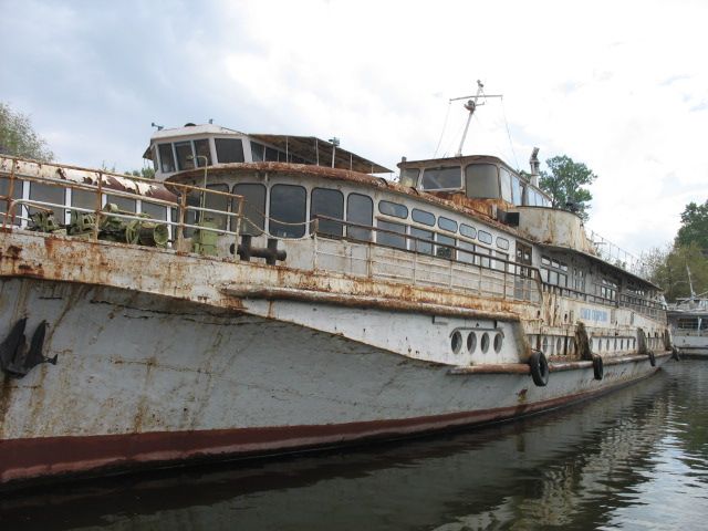 В Днепре выставили на продажу затонувший корабль-призрак: сколько стоит 8