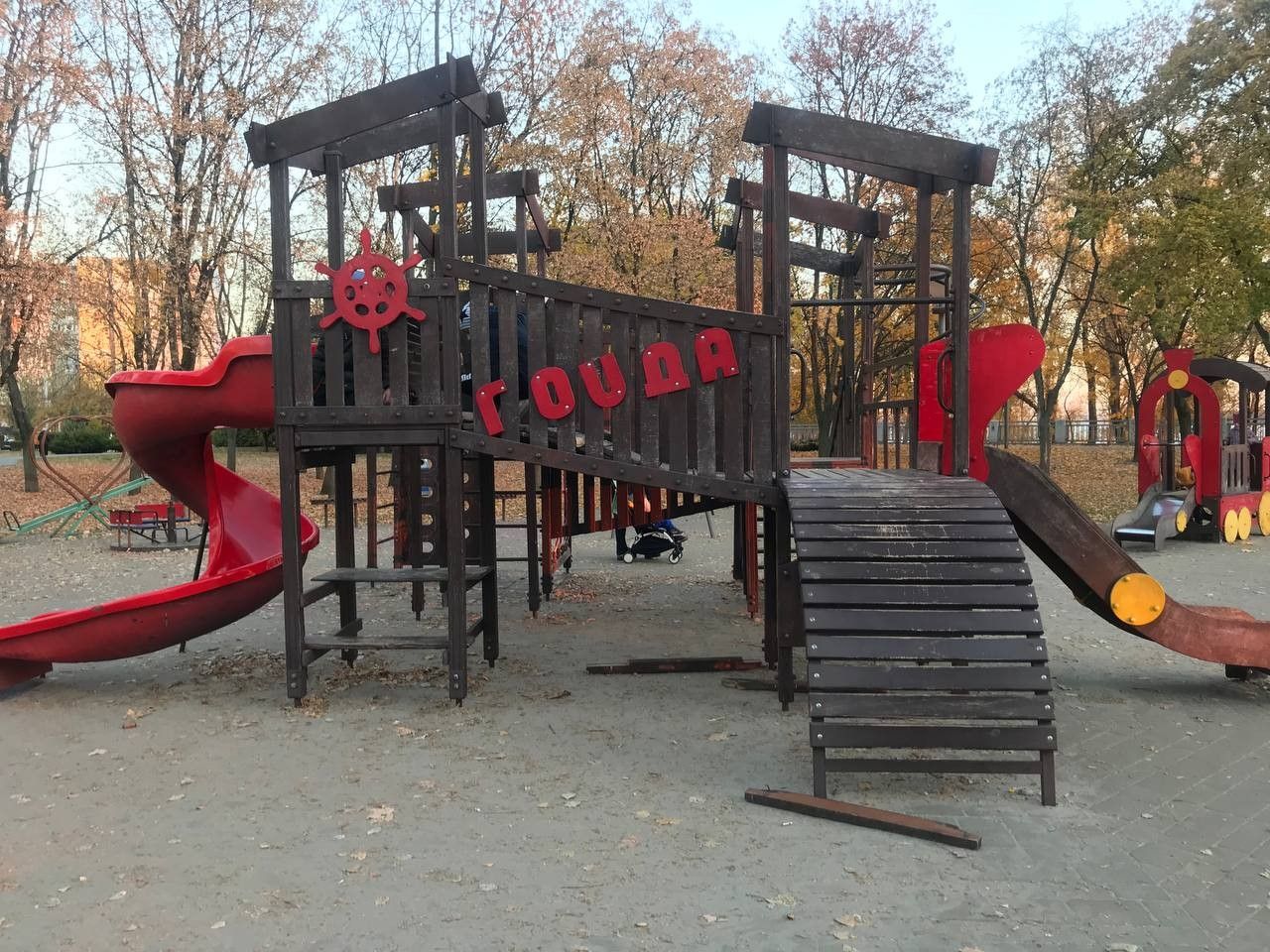 Недолговечная «Гойда»: днепровский монополист производит ненадежные качели для детских площадок 1