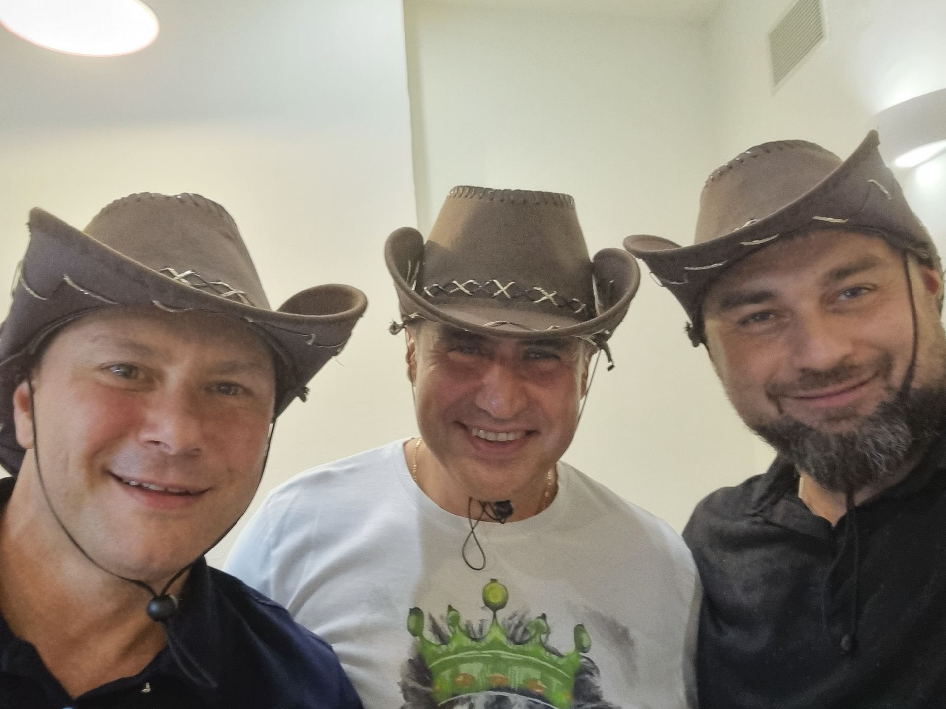 Арутюнов (справа) с мэром Новомосковска Резником (по центру)