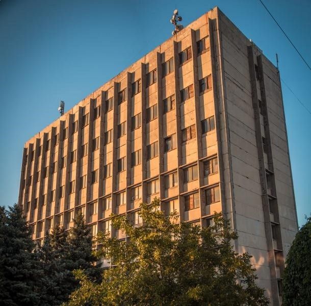 Бывшее административное здание Криворожской шерстопрядильной фабрики. Сегодня здание демонтировано