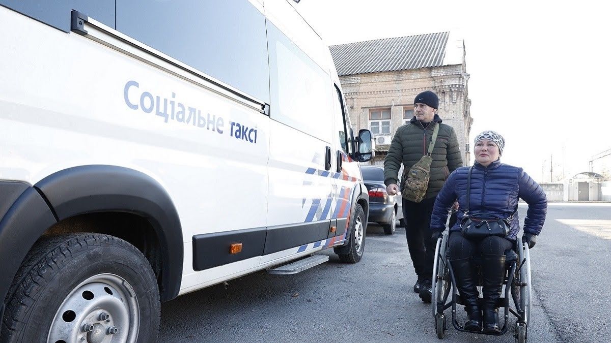 Пониженные бордюры, спецтакси, информационные браслеты и удобный транспорт: как в Днепре заботятся о людях с инвалидностью