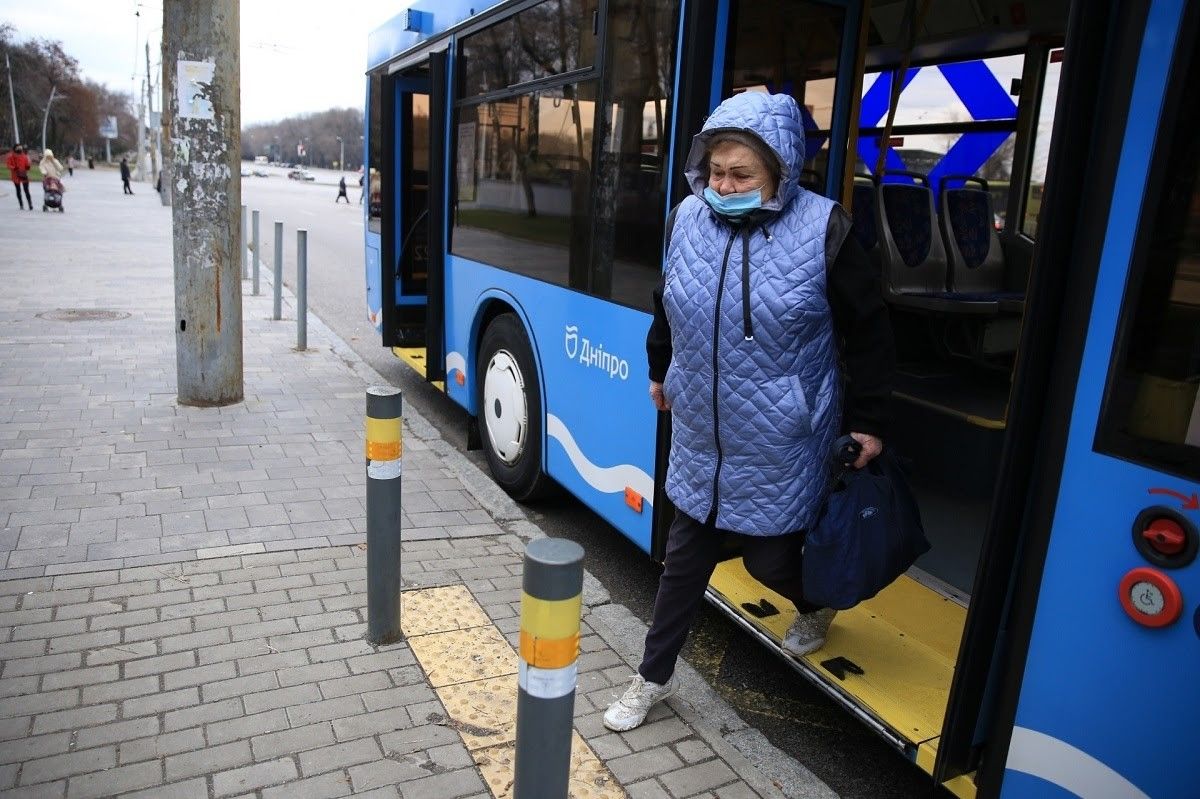 Пониженные бордюры, спецтакси, информационные браслеты и удобный транспорт: как в Днепре заботятся о людях с инвалидностью 1