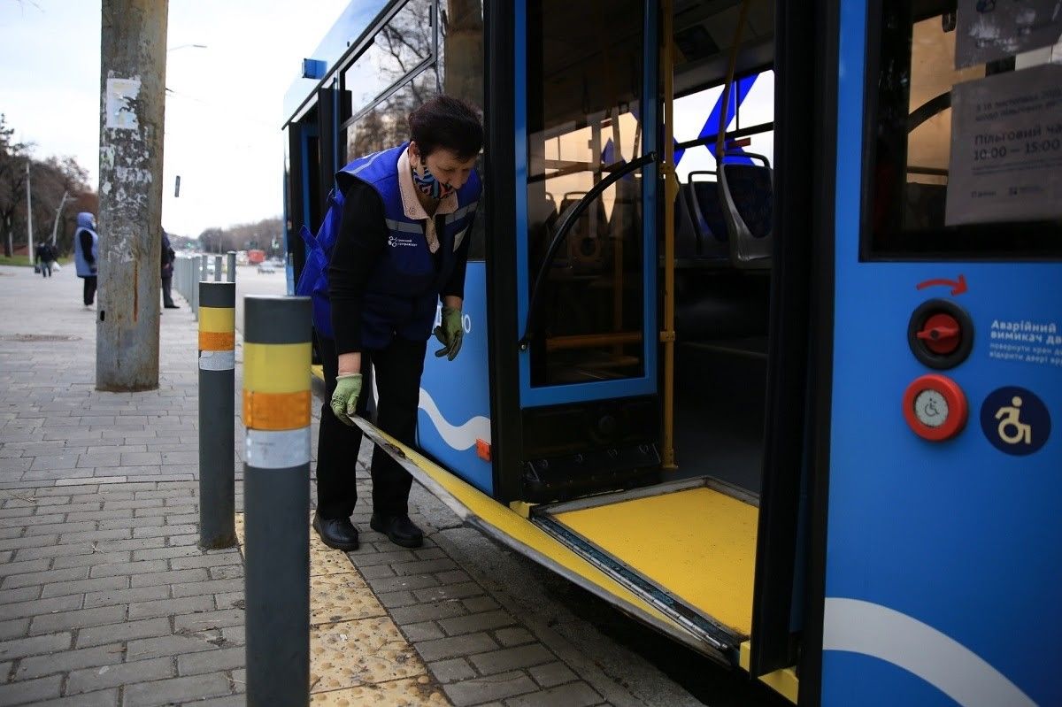 Пониженные бордюры, спецтакси, информационные браслеты и удобный транспорт: как в Днепре заботятся о людях с инвалидностью 11