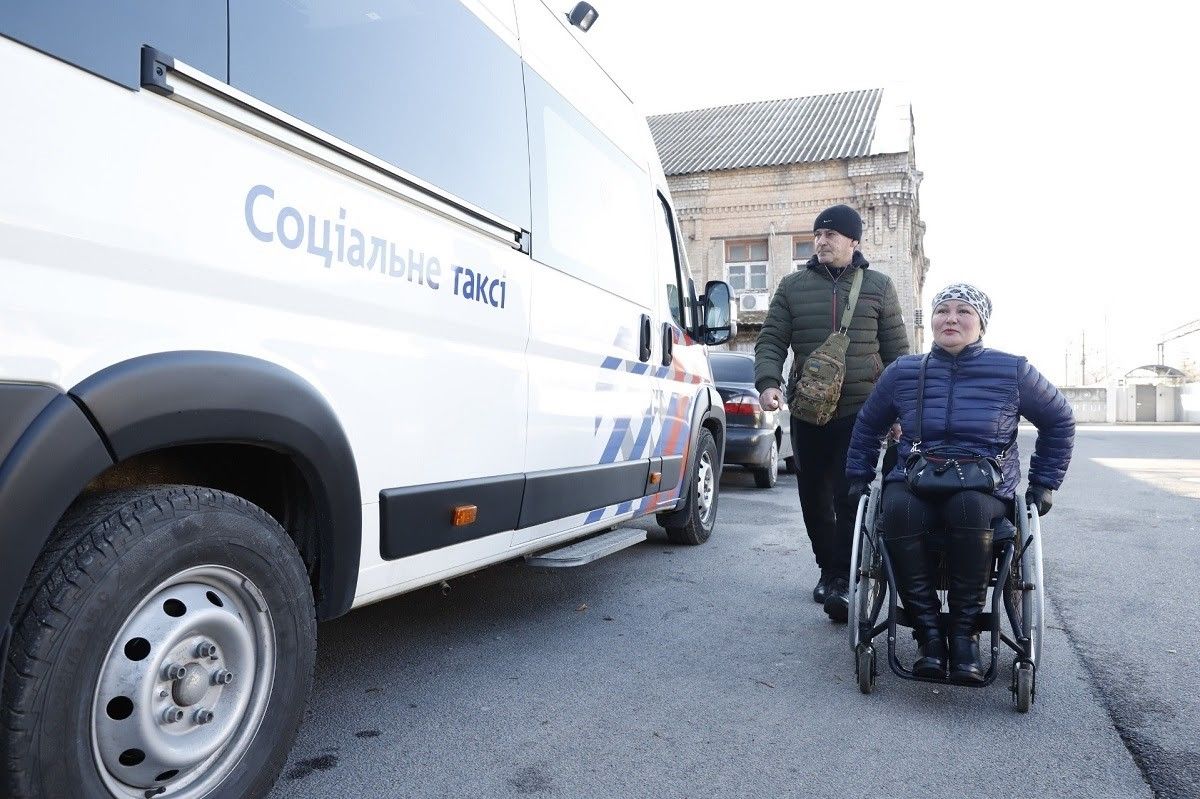 Пониженные бордюры, спецтакси, информационные браслеты и удобный транспорт: как в Днепре заботятся о людях с инвалидностью 12