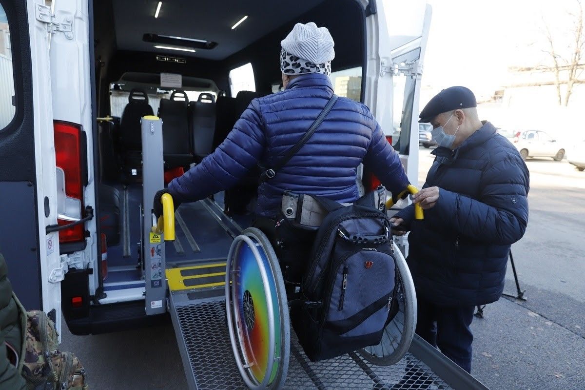Пониженные бордюры, спецтакси, информационные браслеты и удобный транспорт: как в Днепре заботятся о людях с инвалидностью 13