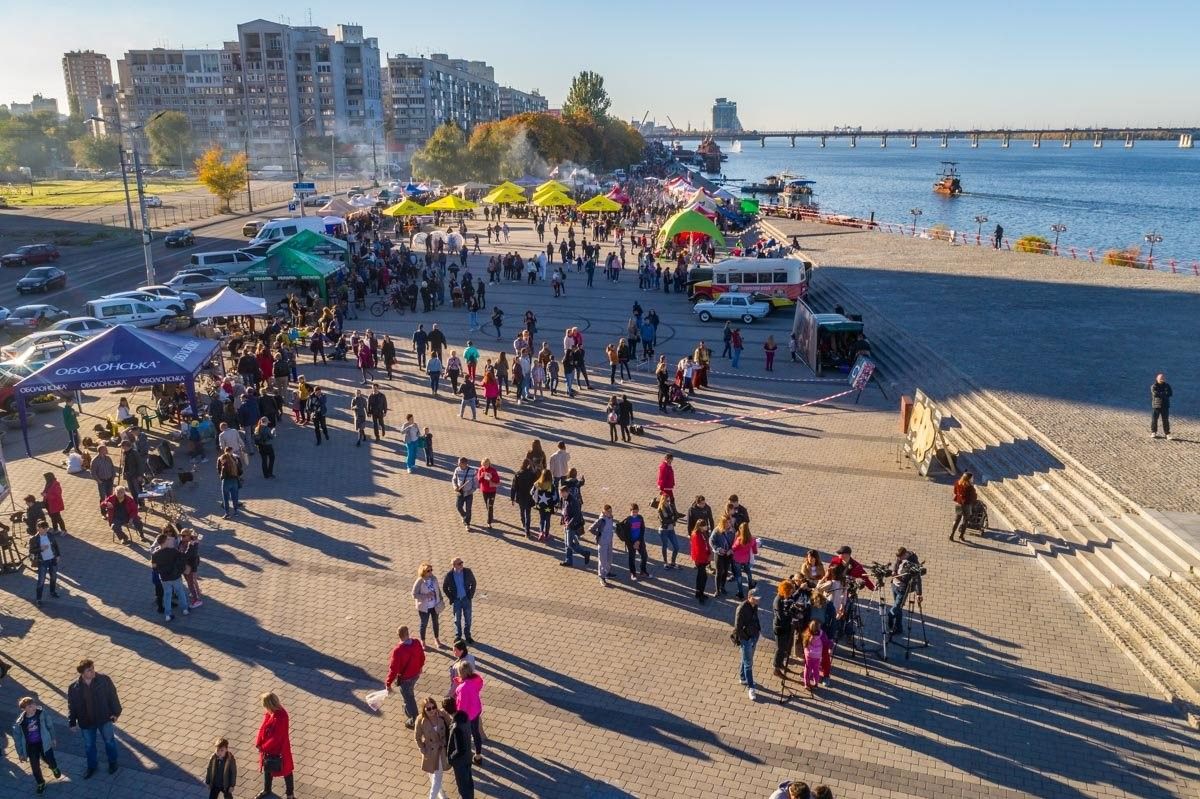 Городские гуляния проходят на Фестивальном причале
