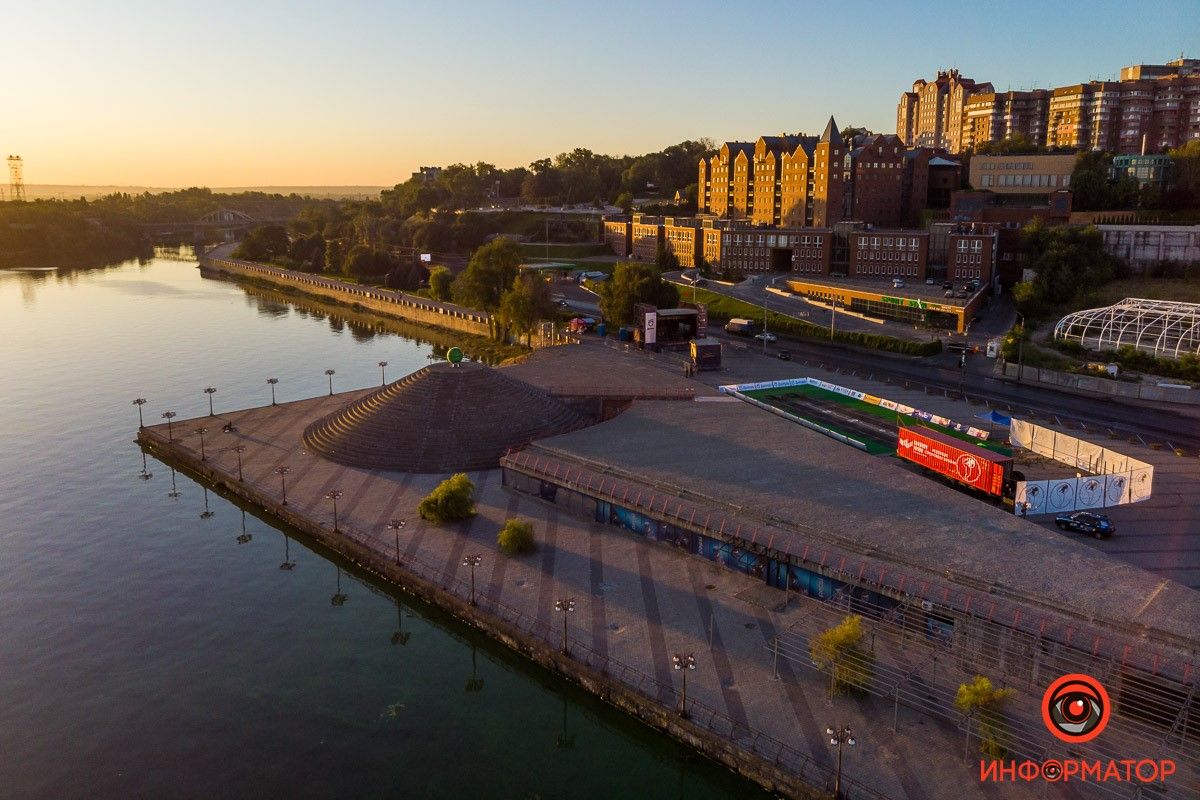 Остов от выставочного комплекса виден справа