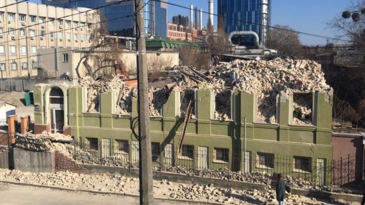 Кто в центре Киева разрушил исторический «Дом Уткина» и что будет на его месте