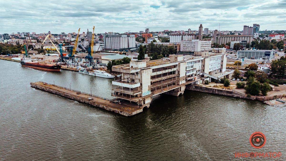 Кому принадлежит Речной вокзал Днепра и что там сейчас