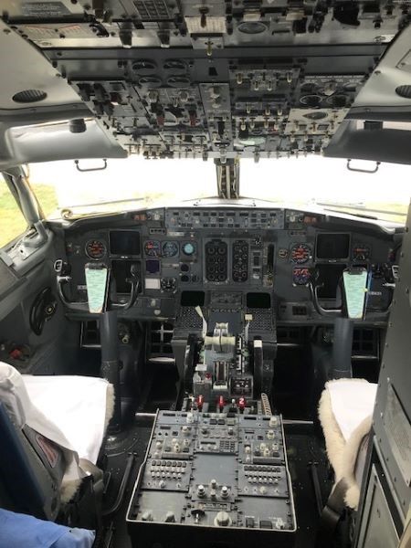 В Киеве выставили на продажу 2 пассажирских самолета: сколько стоят 3