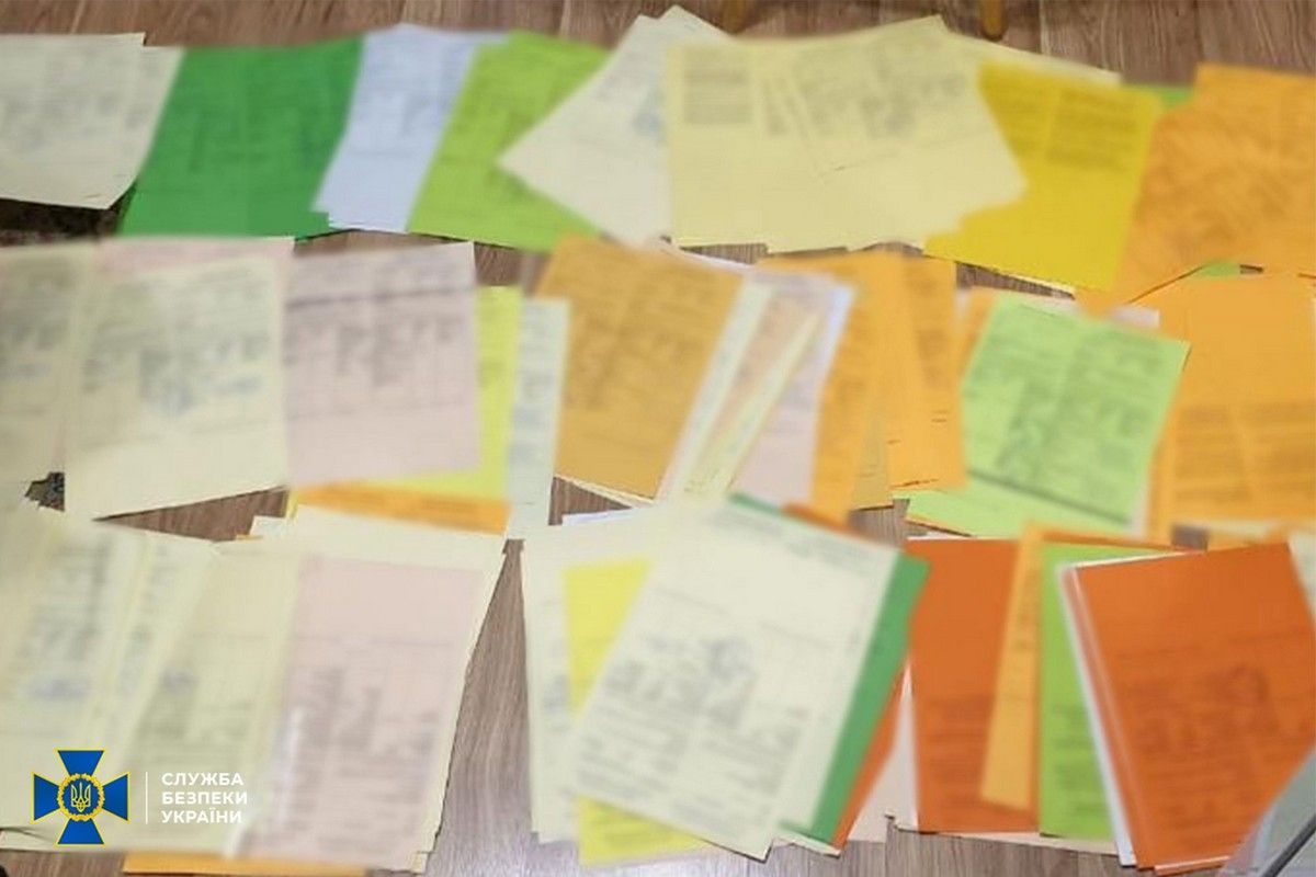 Зарабатывали 5 млн ежемесячно: в Киеве «накрыли» крупнейшую сеть по торговле COVID-сертификатами 2