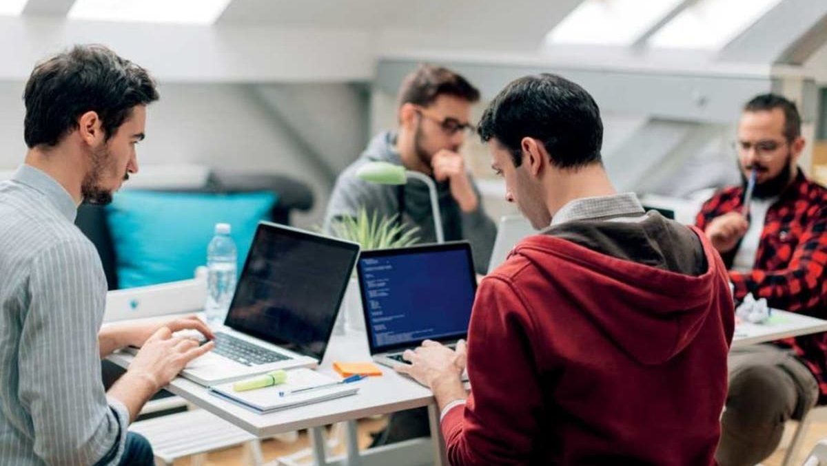 На сколько в Украине вырос доход фрилансеров и «айтишников» за 2021 год: исследование