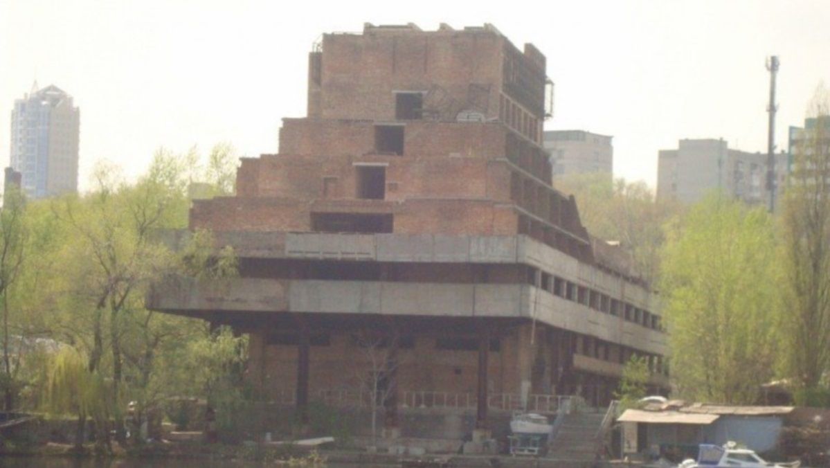 «Корабль-призрак» на набережной в Днепре: кто стал новым владельцем и что будет на его месте 1