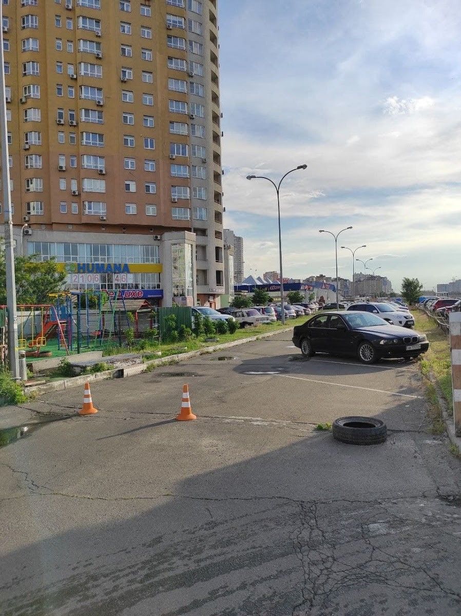 Стоянка на ул. Александра Мишуги