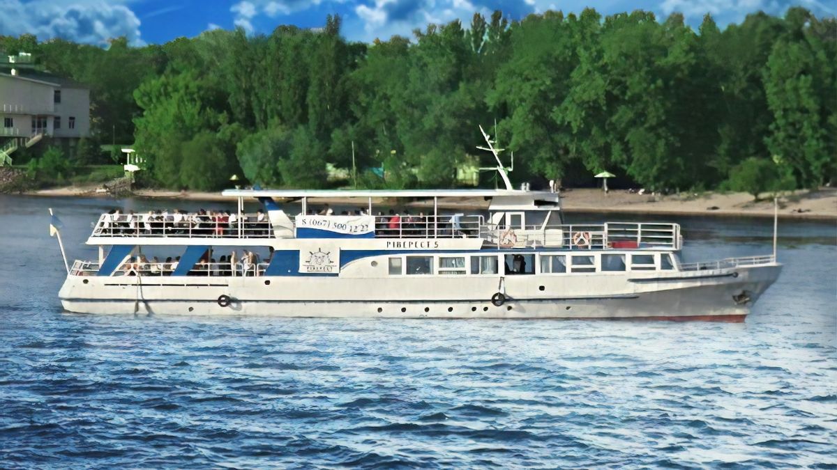 В Киеве выставили на продажу теплоход: сколько стоит и чем известен