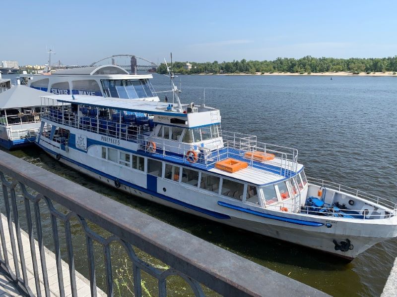 В Киеве выставили на продажу теплоход: сколько стоит и чем известен 1