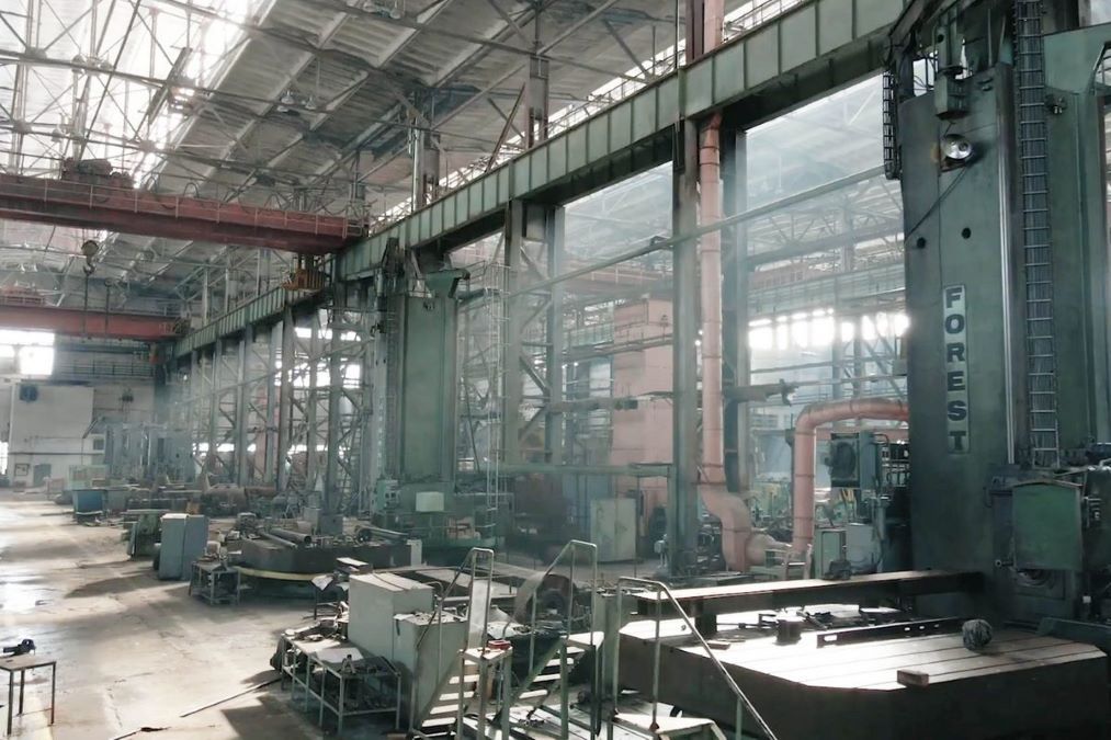 Погром в баре, ДТП с нардепом, исчезновение новостей и елки: топ скандалов в Киеве за 2021 год 7