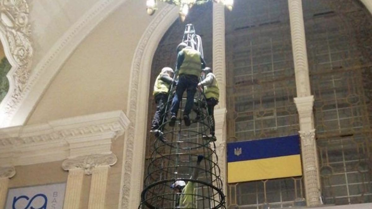 Погром в баре, ДТП с нардепом, исчезновение новостей и елки: топ скандалов в Киеве за 2021 год 10