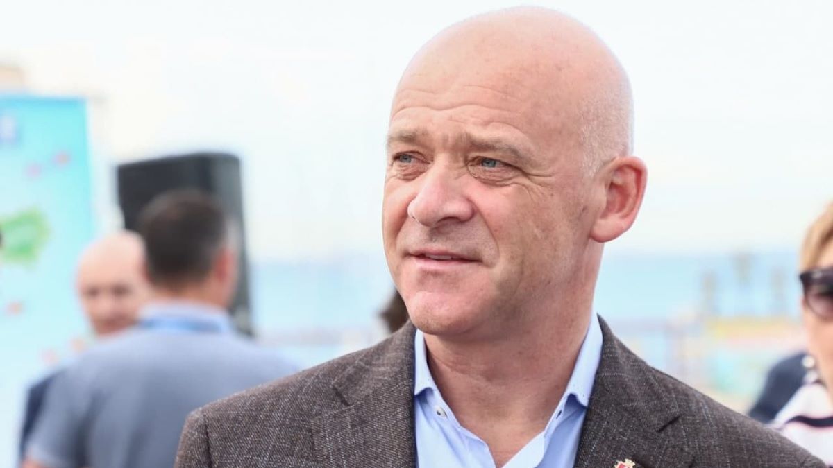 Падение флагштока, декольте и «антиахметовский закон»: топ скандалов Украины в 2021 году 4