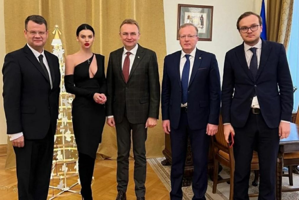 Падение флагштока, декольте и «антиахметовский закон»: топ скандалов Украины в 2021 году 12