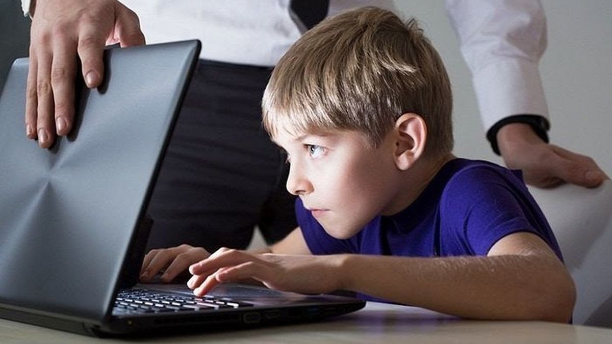 Как безопасно «серфить» в Интернете: советы от киберполиции взрослым и детям