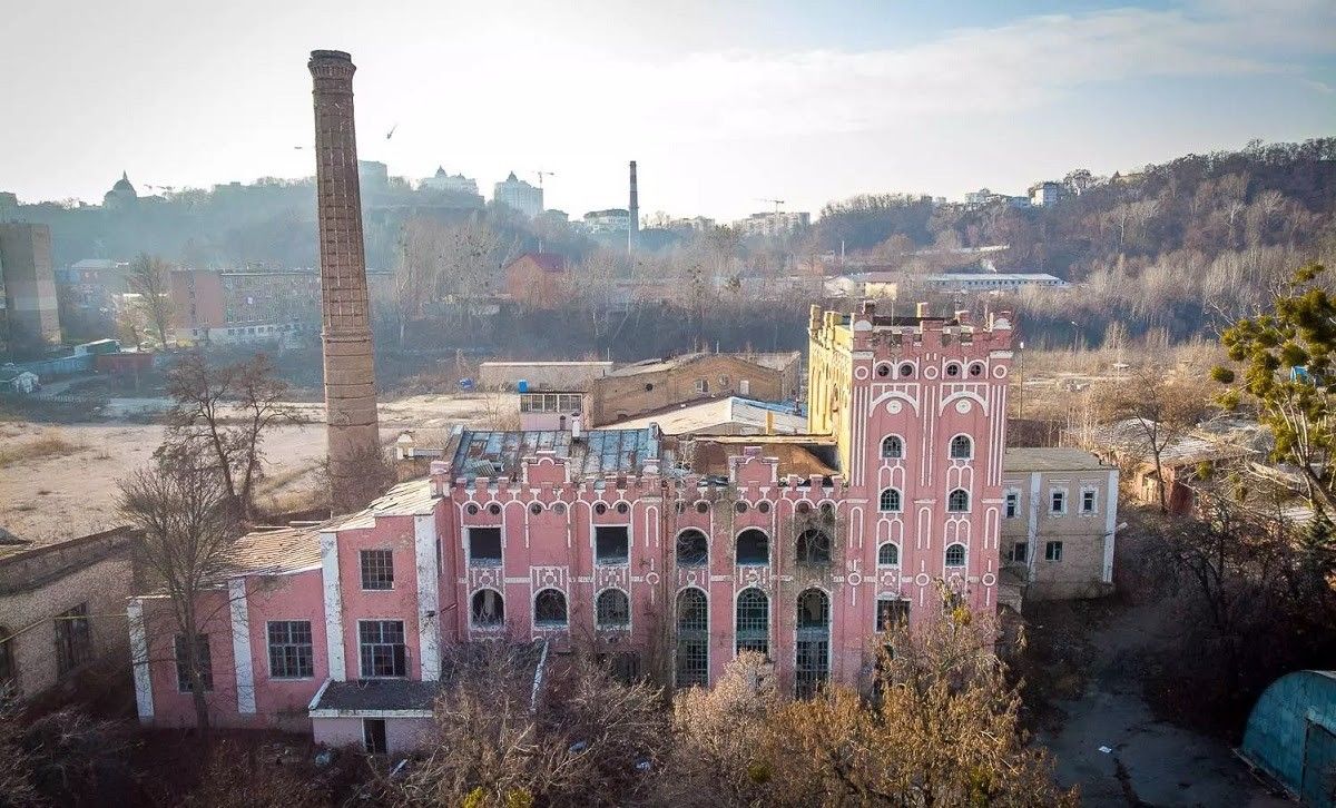 Старое строение красивое даже без реконструкции, но время делает свое дело