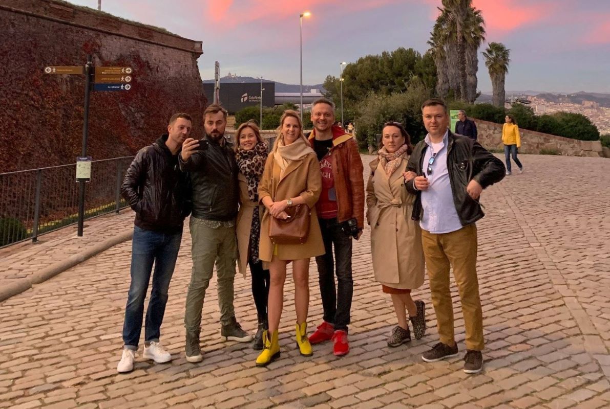 В компании "кварталовцев" Елены и Сергея Кравец в Барселоне в 2018 году. Наталья и Александр Завитневичи крайние справа