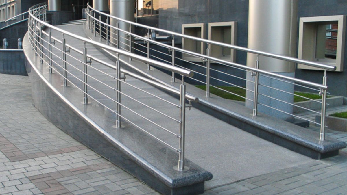 Здания должны быть оборудованы пандусами