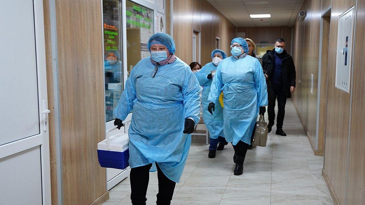 Как вызвать на дом мобильную бригаду для вакцинации от коронавируса: ответ МОЗ