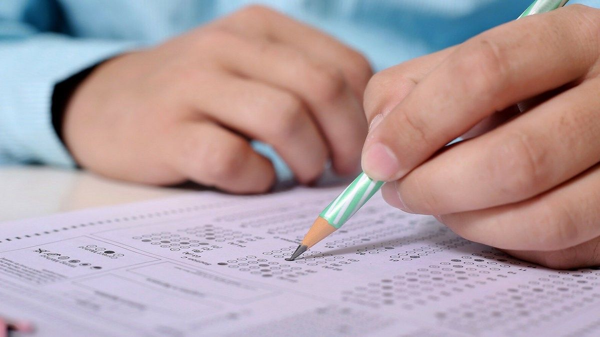 ВНО, обязательная вакцинация, рост зарплат полиции: что изменится в Украине с 1 февраля 1