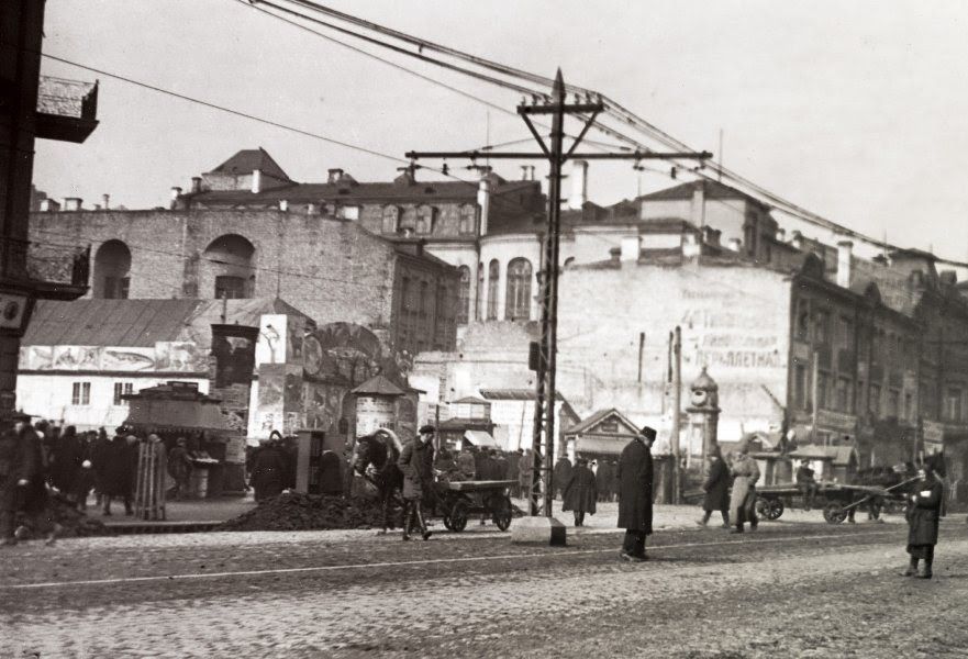 Павильон-зверинец на углу ул. Воровского и Ленина. Фото 1930 г. из коллекции Михаила Кальницкого