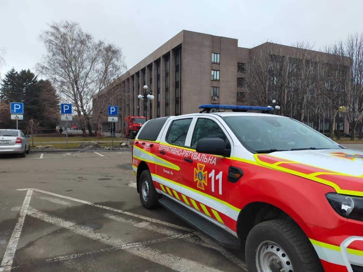 В Кривом Роге возле здания горсовета произошел взрыв: все подробности 2