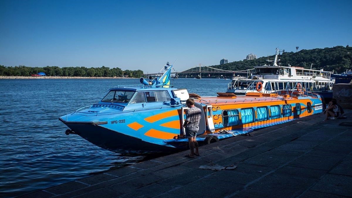 В Днепре выставили на продажу пассажирский теплоход: сколько стоит