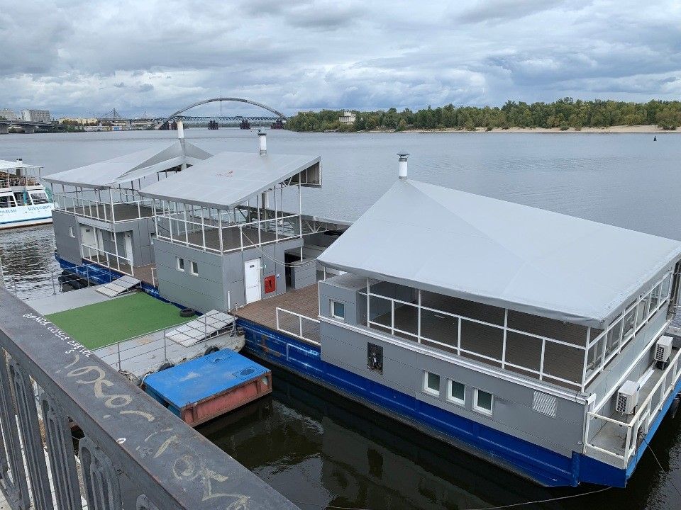 В Киеве выставили на продажу плавучий ресторан: сколько стоит 1