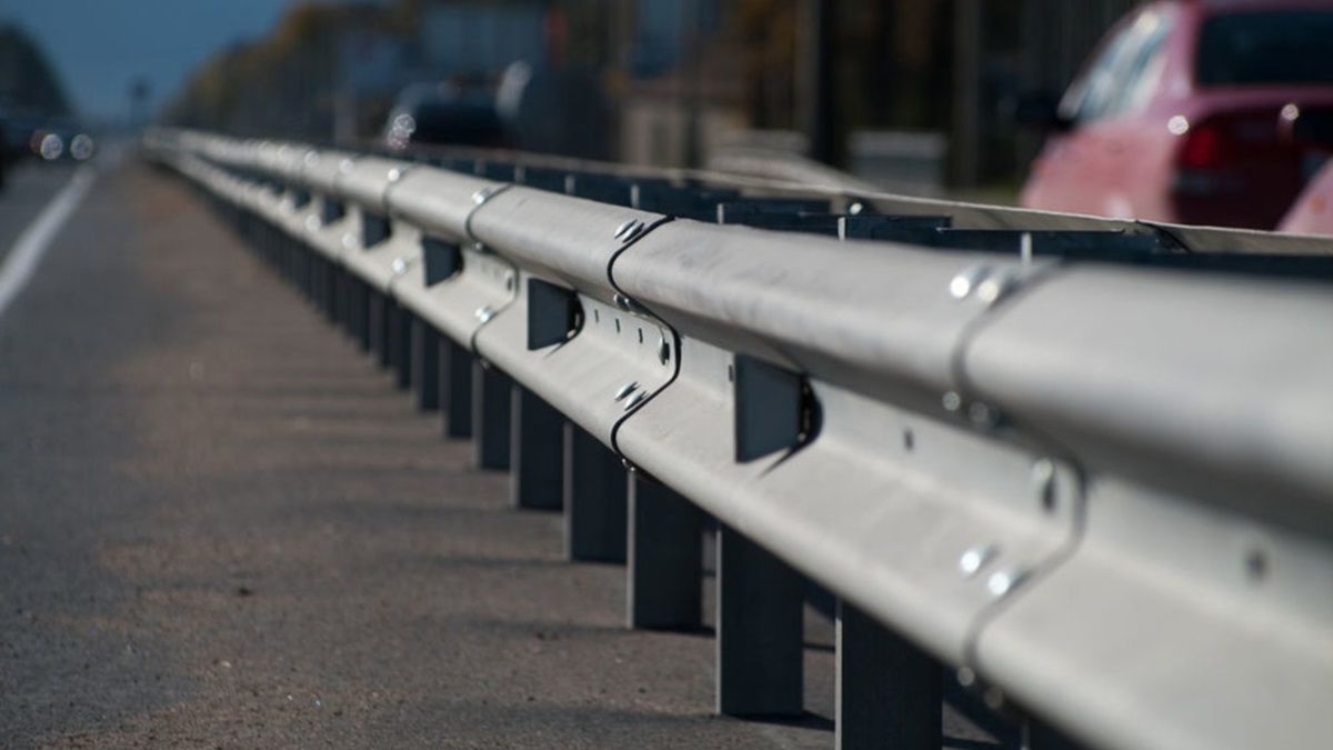 Ржавчина и завышенные цены: у кого и как власти Кривого Рога купят отбойники на 7 млн грн