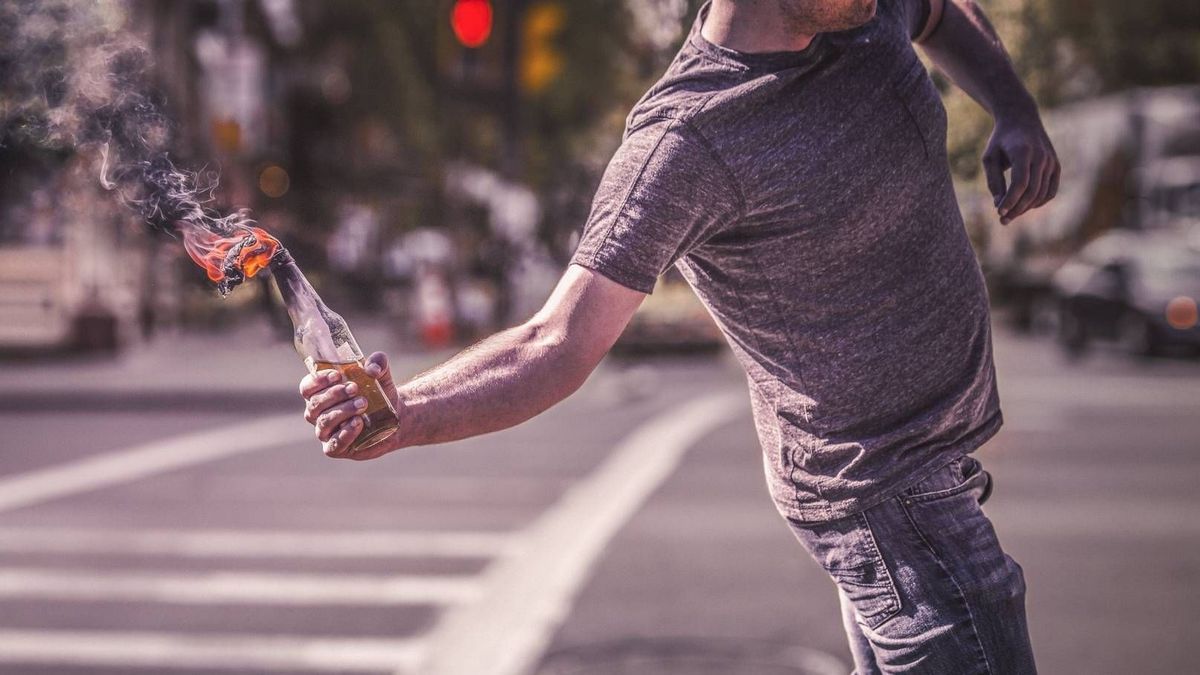 В Днепре готовят коктейли Молотова: нужна помощь