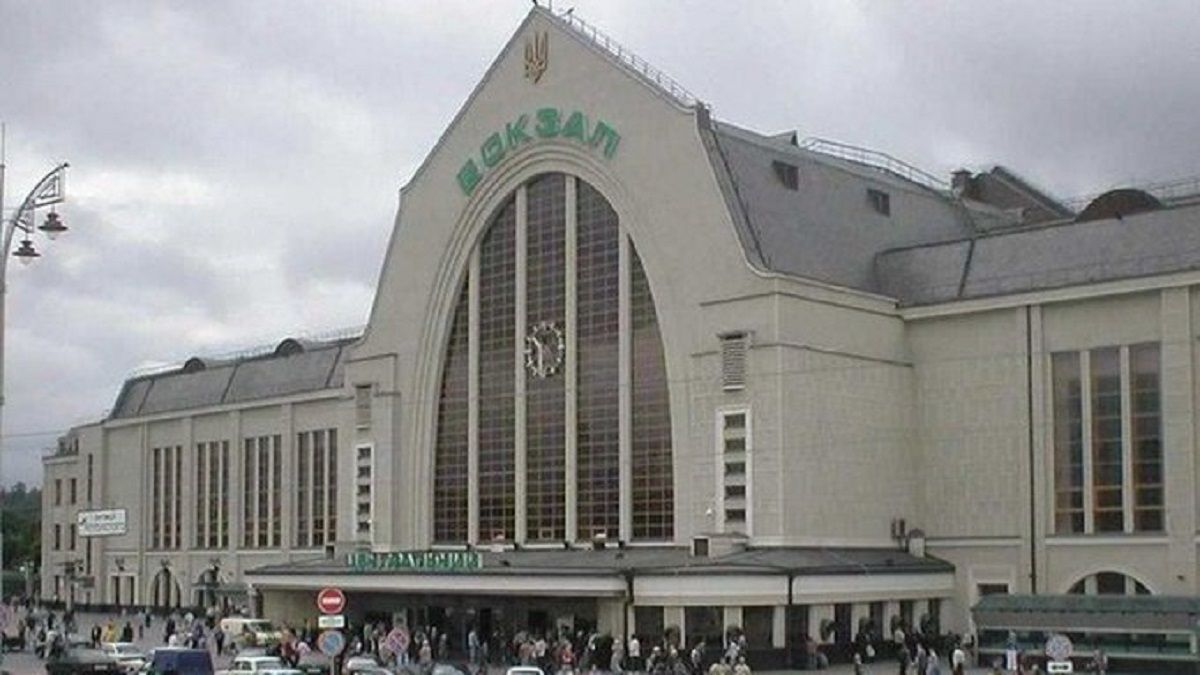 Укрзалізниця оказывает помощь пассажирам на вокзале Киева и добавила несколько поездов