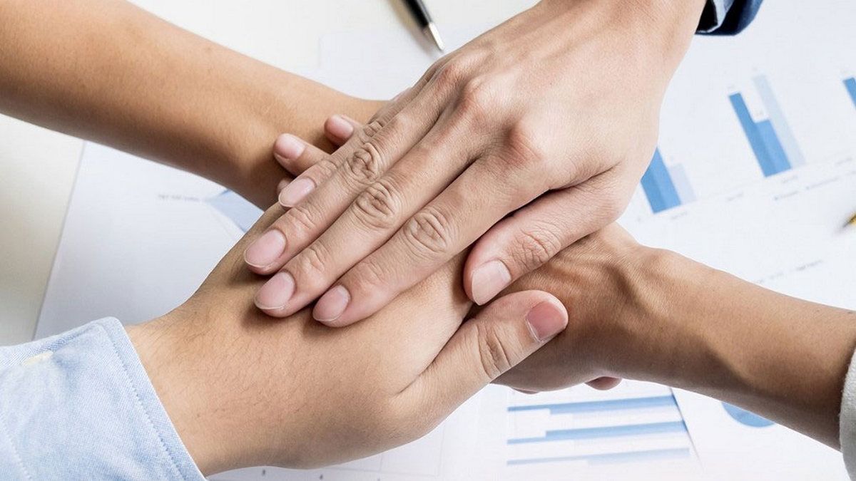 Чем помочь в Днепре волонтерам, военным, детям и переселенцам: актуальная информация