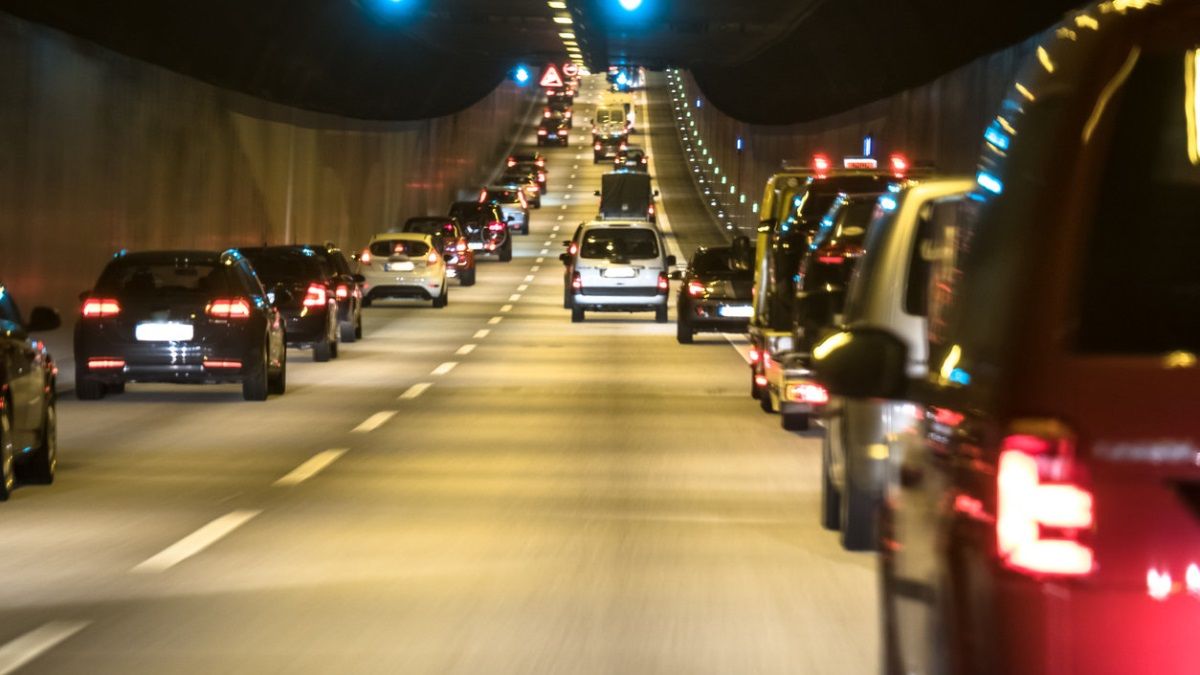 Как передвигаться на машине во время массовой эвакуации: рекомендации