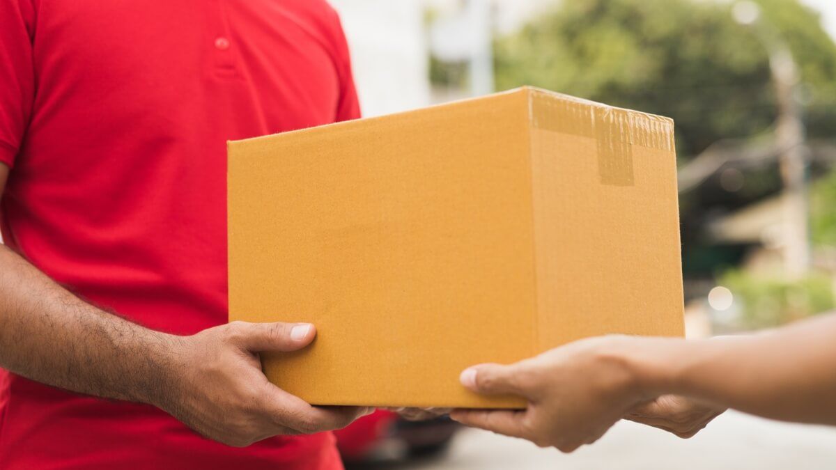 «Укрпошта» позволила пересылать вещи со скидкой 70% эвакуированным за границу