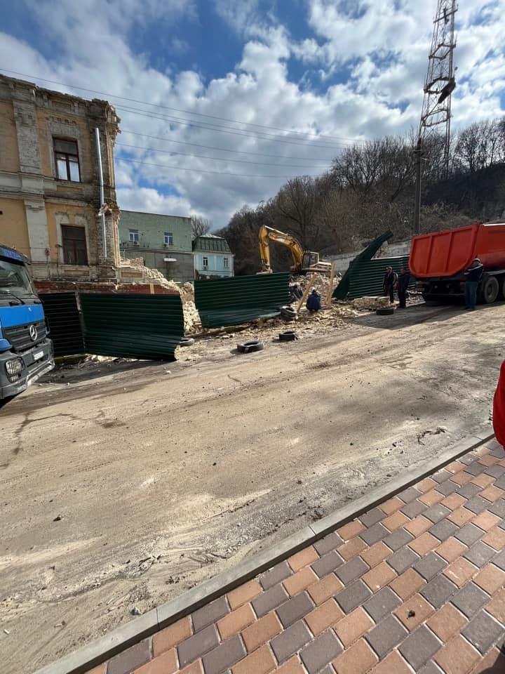 «Это не место попадания ракеты»: в Киеве застройщики снесли 120-летнее здание 1
